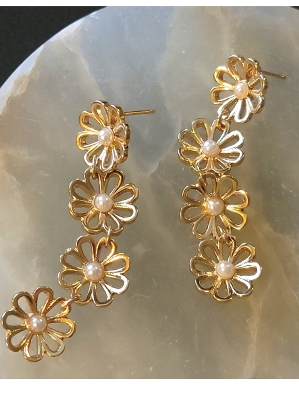 🌸3/$15 NWT Daisy Gold Tone Linear Drop Earrings Faux Pearl Center Flower